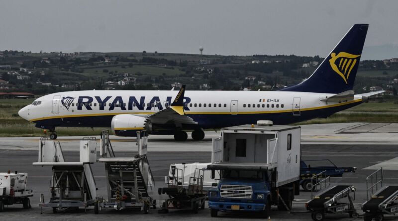 Ryanair retire 5 avions à Charleroi et réduit son offre de 2 millions de sièges en Belgique suite à la hausse de la taxe sur les billets d'avion.