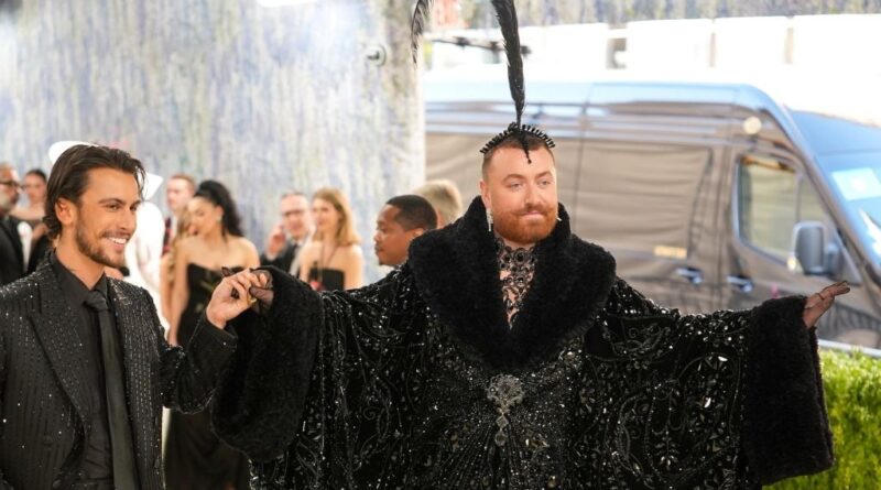 Sam Smith annonce son engagement avec Christian Cowan.