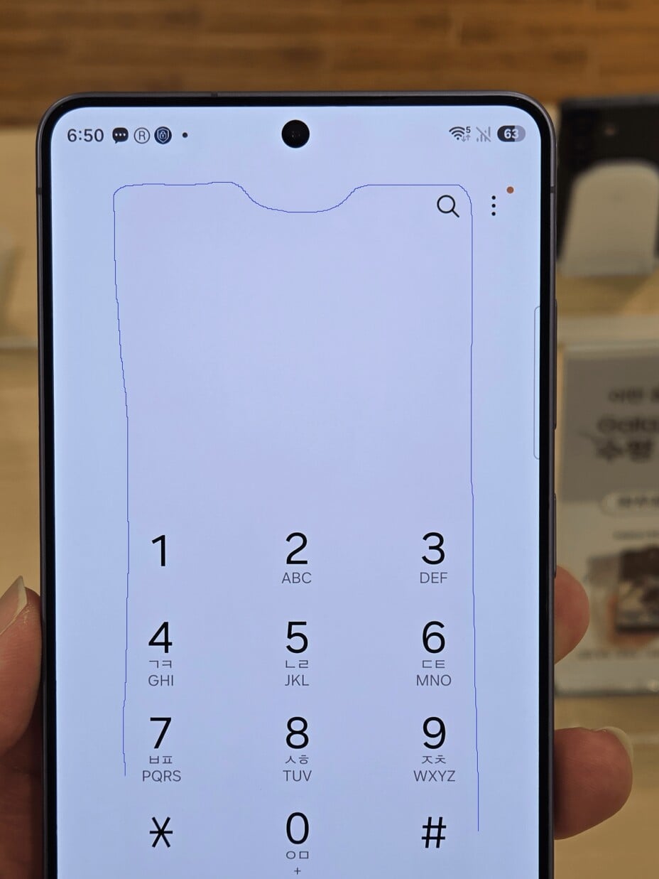 Samsung enquête sur une tache rouge sur l'écran du Galaxy S26 Ultra.