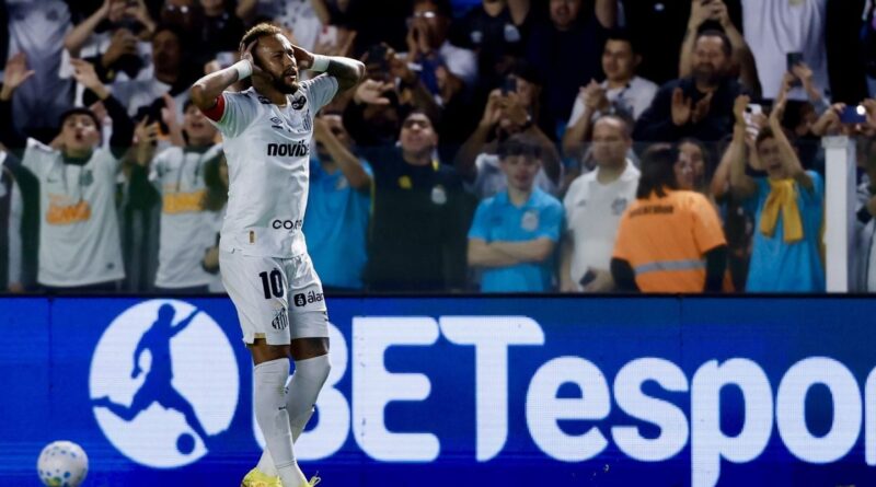 Santos : Neymar, critiqué, marque un doublé et mime le poker