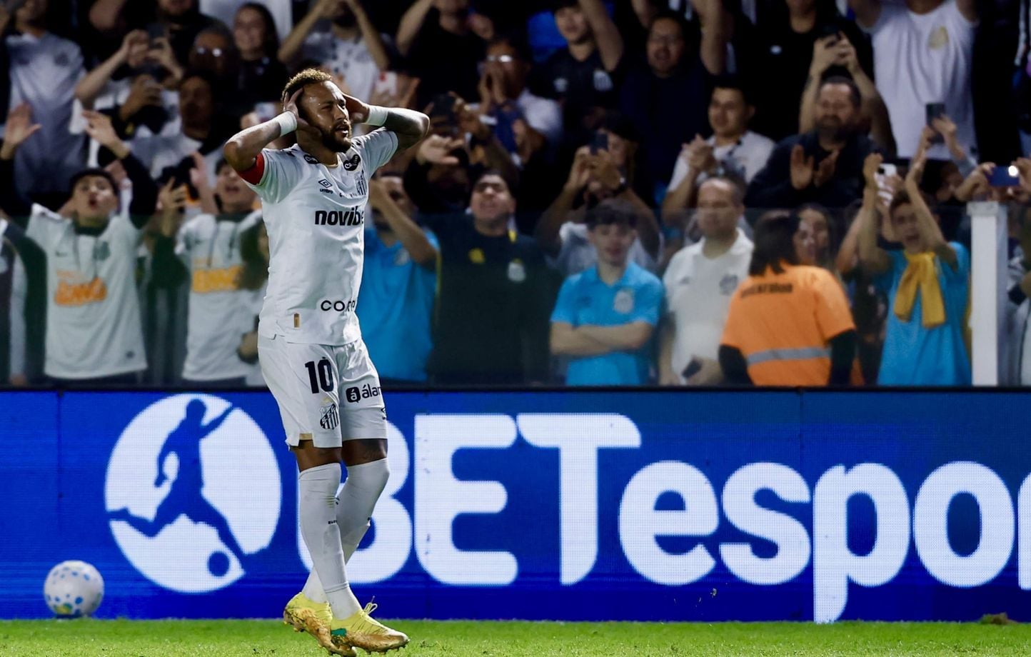 Santos : Neymar, critiqué, marque un doublé et mime le poker