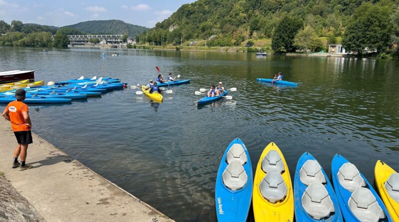 Sécheresse en Wallonie : la Meuse, option pour le kayak.