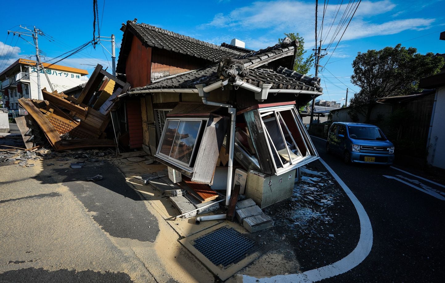 Séisme au Japon : 30 morts, les rescapés redoutent de nouvelles secousses