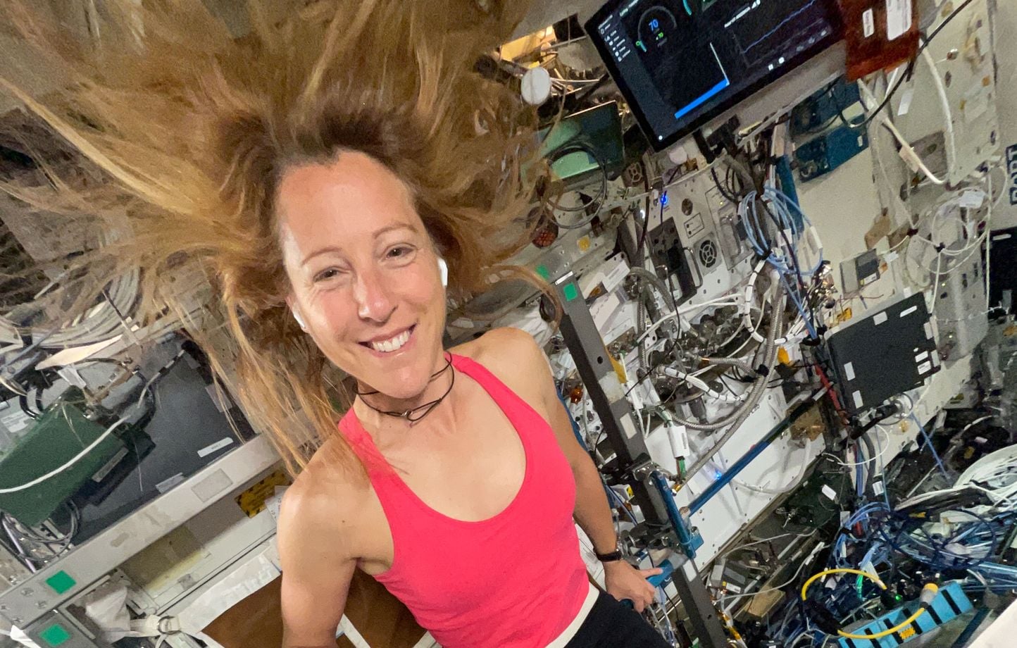 Sophie Adenot lance son « tour de l'ISS » à vélo depuis l'espace.