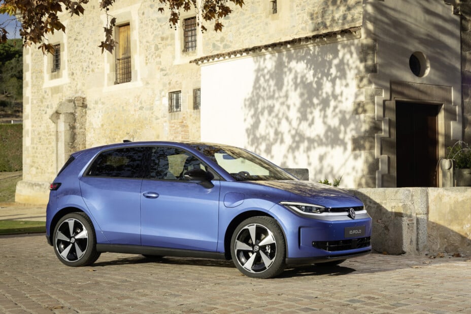 Stellantis ne conserve pas le thermique ni l'hybride pour sa future 2CV électrique.