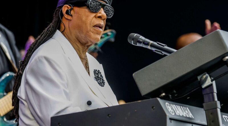 Stevie Wonder annonce son nouvel album « Through the Eyes of Wonder » après 21 ans d'absence.