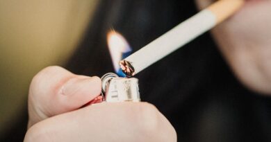 Tabagisme : l'Assurance maladie recommande d'interdire la vente de cigarettes aux jeunes nés après 2009.