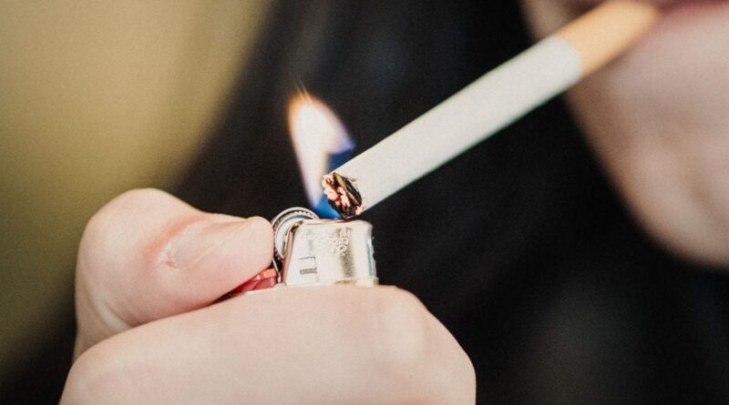 Tabagisme : l'Assurance maladie recommande d'interdire la vente de cigarettes aux jeunes nés après 2009.