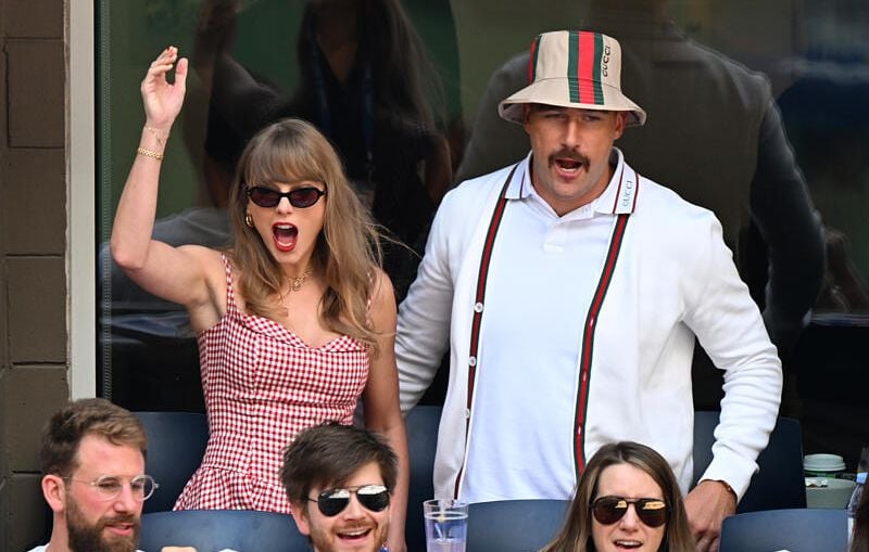 Taylor Swift et Travis Kelce chantent en duo à leur mariage, un moment mémorable.