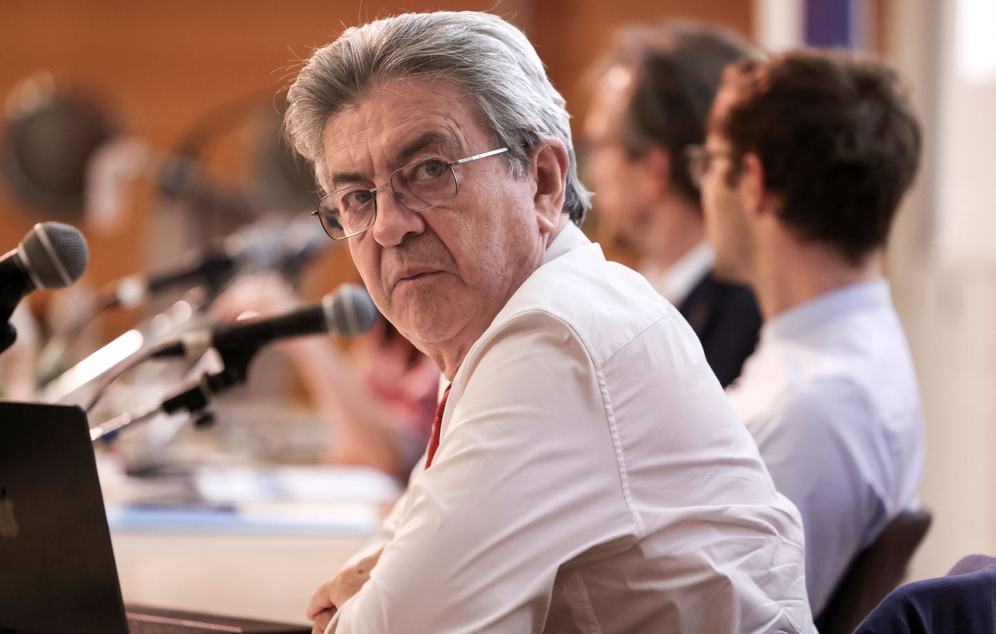 Tensions entre Mélenchon et Radio France sur l'indépendance des médias