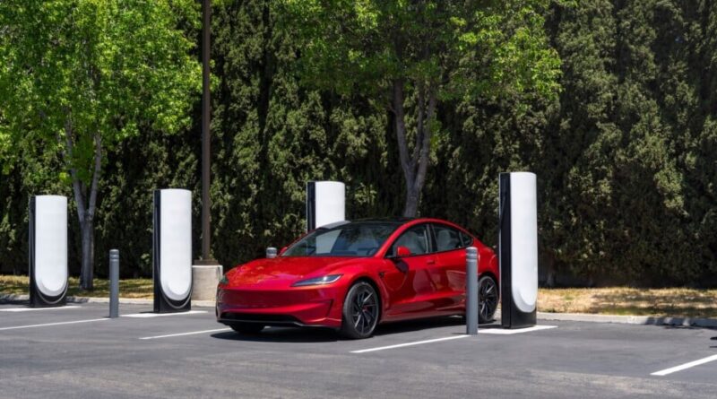 Tesla inaugure son premier Superchargeur en France, recharge en 10 minutes… sauf pour les Tesla