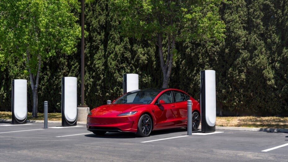 Tesla inaugure son premier Superchargeur en France, recharge en 10 minutes… sauf pour les Tesla