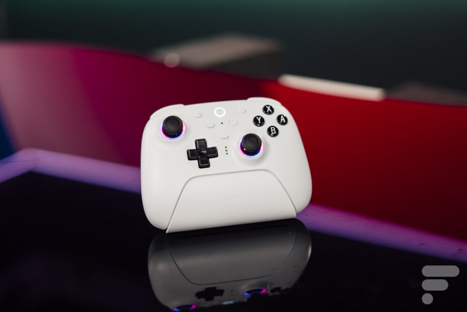 Test de la manette 8BitDo Ultimate 2 : excellente sur Switch 2, décevante sur PC.
