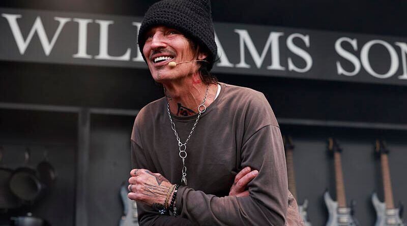 Tommy Lee réalise que ses addictions dépassent les limites avec une tentative d'injection de whisky.