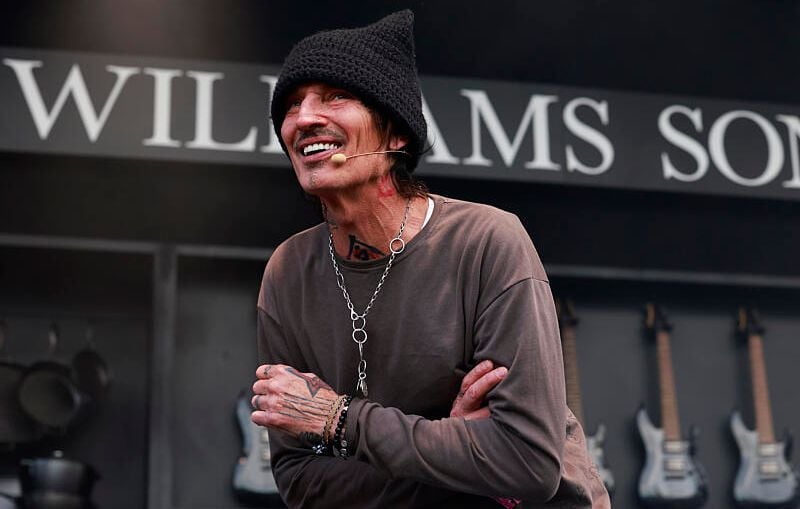Tommy Lee réalise que ses addictions dépassent les limites avec une tentative d'injection de whisky.