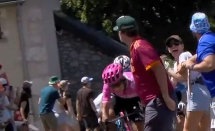 Tour de France 2026 : Un spectateur faillit percuter les coureurs pour saluer la caméra.