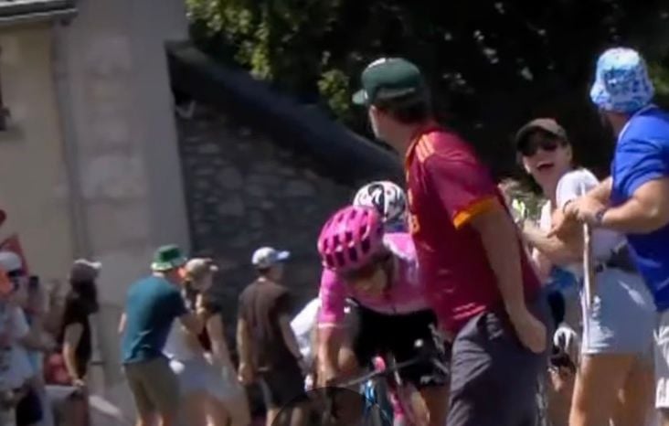 Tour de France 2026 : Un spectateur faillit percuter les coureurs pour saluer la caméra.
