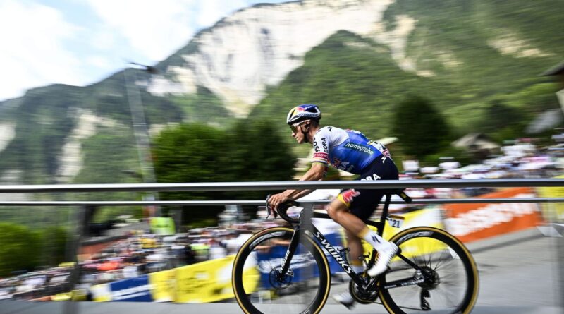 Tour de France : Départ des coureurs pour la 20e étape vers l’Alpe d’Huez