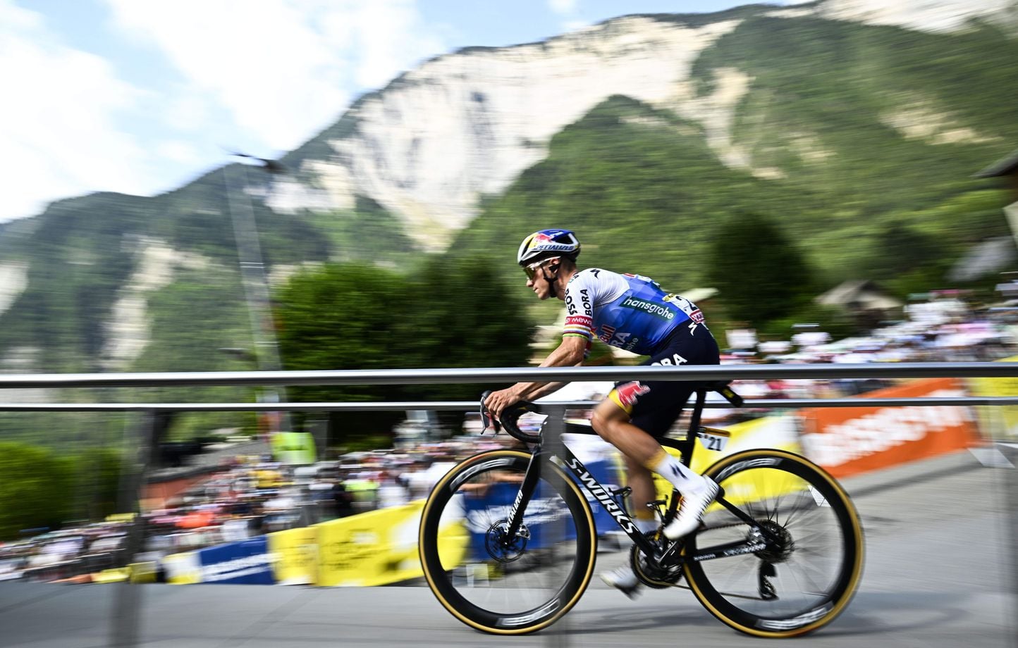 Tour de France : Départ des coureurs pour la 20e étape vers l’Alpe d’Huez