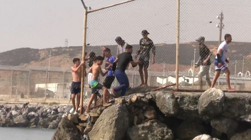Trump et Meloni exploitent la crise migratoire à Ceuta, Madrid dénonce