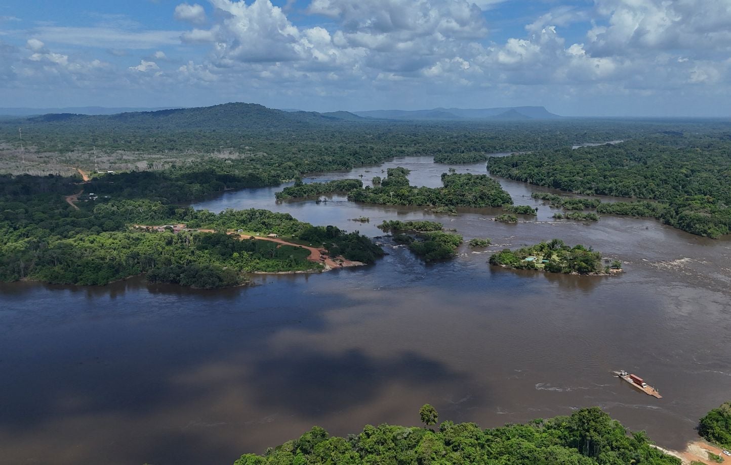 Un ferry chavire au large du Guyana : 116 passagers, 50 secourus