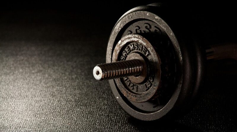 Une championne du monde de powerlifting perd son titre à cause d'un pareur raciste.