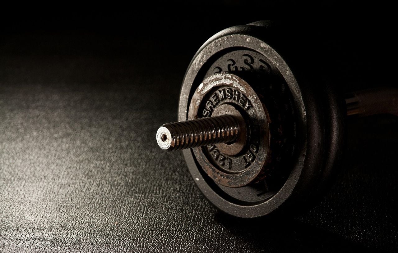 Une championne du monde de powerlifting perd son titre à cause d'un pareur raciste.