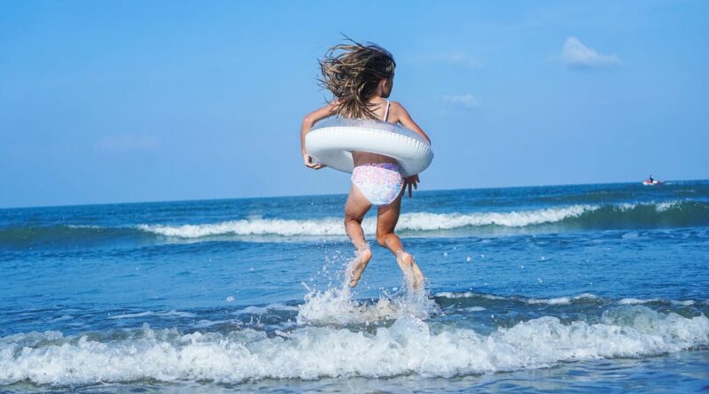 Une sexualisation du corps de l’enfant : questionnement sur le maillot deux-pièces pour petites filles.