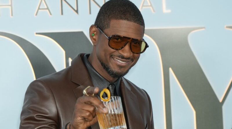 Usher essuie un refus de la fan montée sur scène.