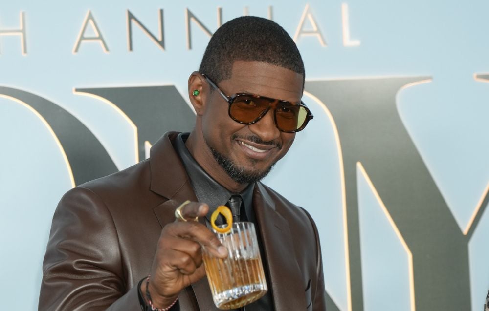 Usher essuie un refus de la fan montée sur scène.