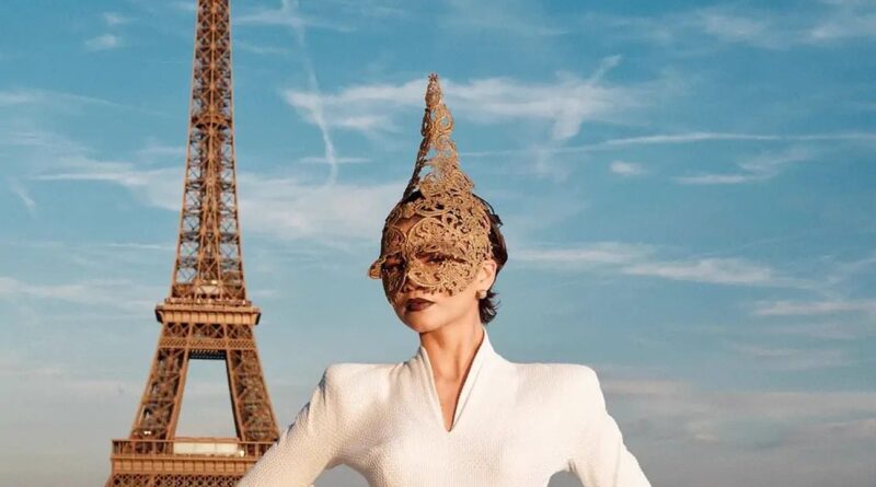 Zendaya présente son « masque tour Eiffel » à l’avant-première de « L’Odyssée » à Paris.