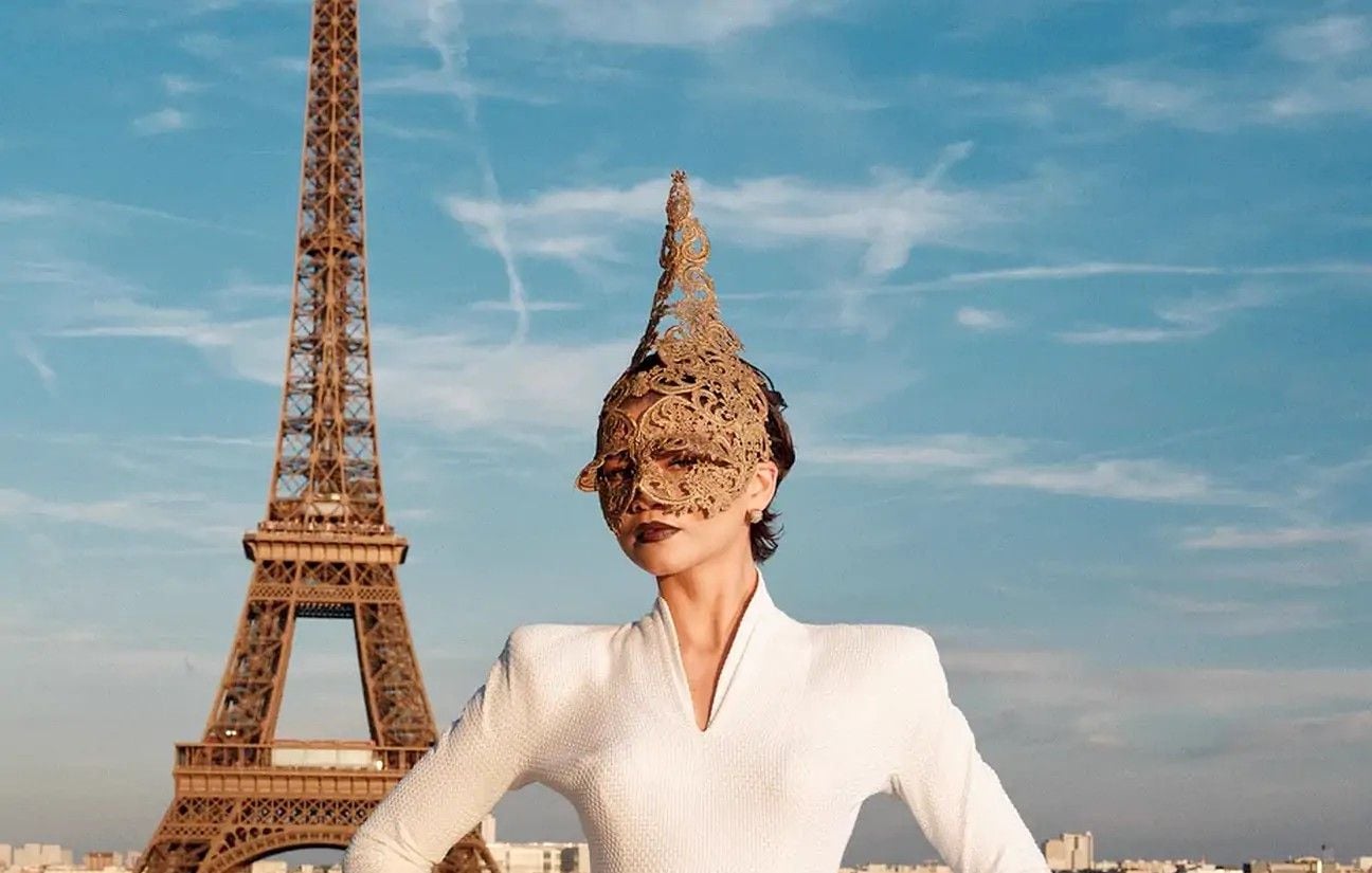 Zendaya présente son « masque tour Eiffel » à l’avant-première de « L’Odyssée » à Paris.