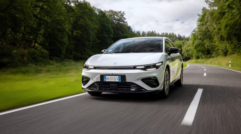 1,5 million de voitures par an en Europe : le plan des Chinois inquiète Renault et Stellantis