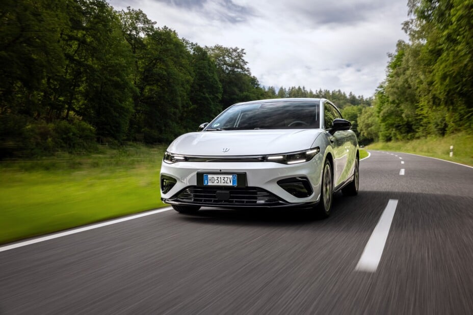 1,5 million de voitures par an en Europe : le plan des Chinois inquiète Renault et Stellantis