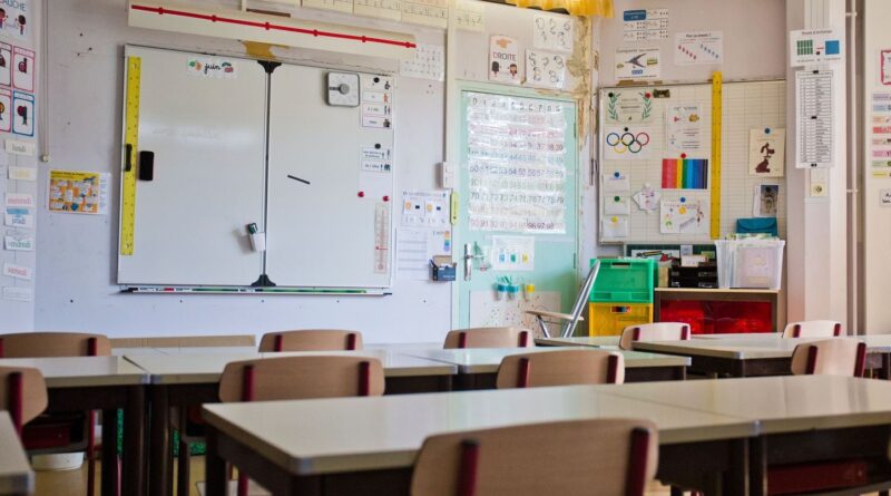 « 3.090 € nets par mois » : La moyenne des salaires des enseignants à nuancer.
