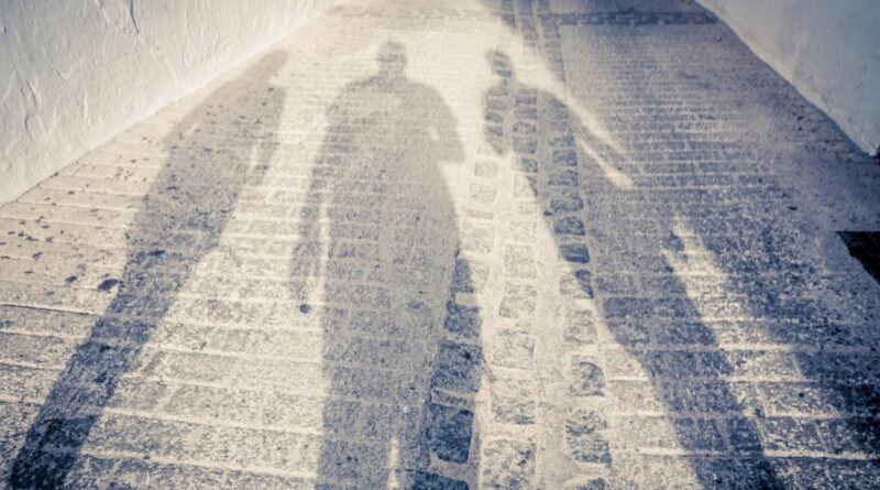 « 40 ans après une liaison en Asie, la fille cachée appelle : "Je suis votre sœur, j’aimerais vous rencontrer" »