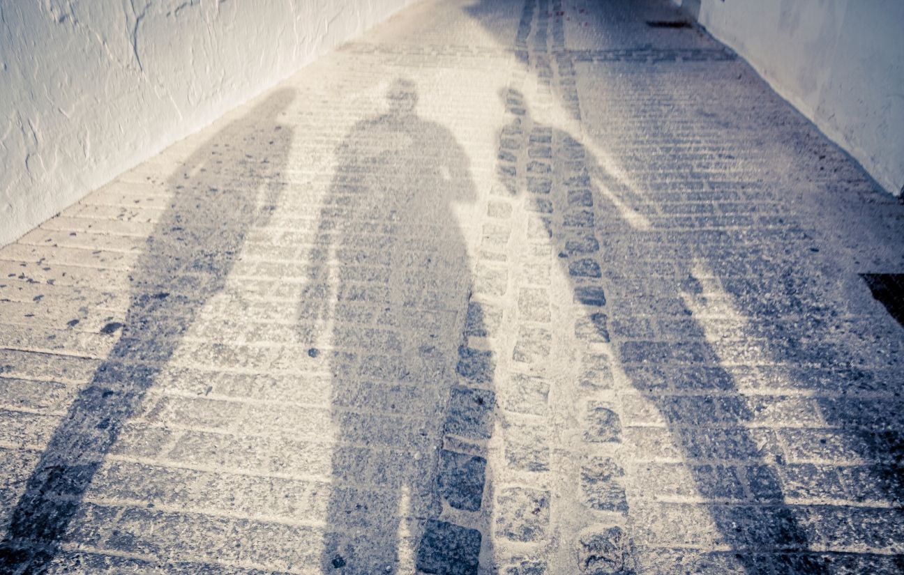 « 40 ans après une liaison en Asie, la fille cachée appelle : "Je suis votre sœur, j’aimerais vous rencontrer" »