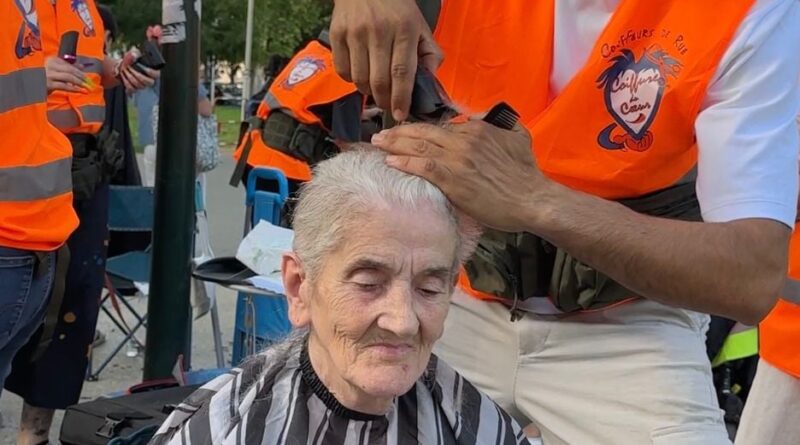 À Lyon, des coiffeurs bénévoles offrent des soins aux sans-abri