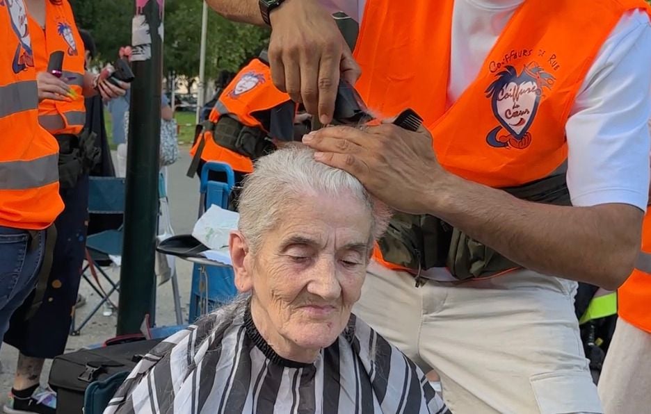 À Lyon, des coiffeurs bénévoles offrent des soins aux sans-abri