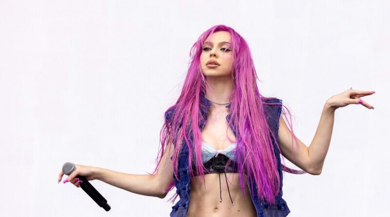 Adéla, la chanteuse slovaque aux cheveux rose fuchsia, pourrait devenir votre popstar favorite.