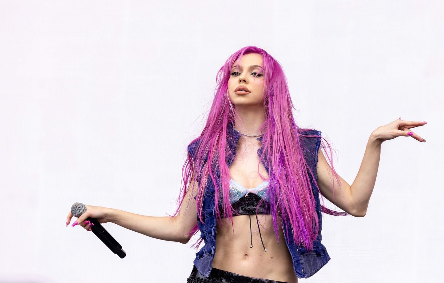 Adéla, la chanteuse slovaque aux cheveux rose fuchsia, pourrait devenir votre popstar favorite.