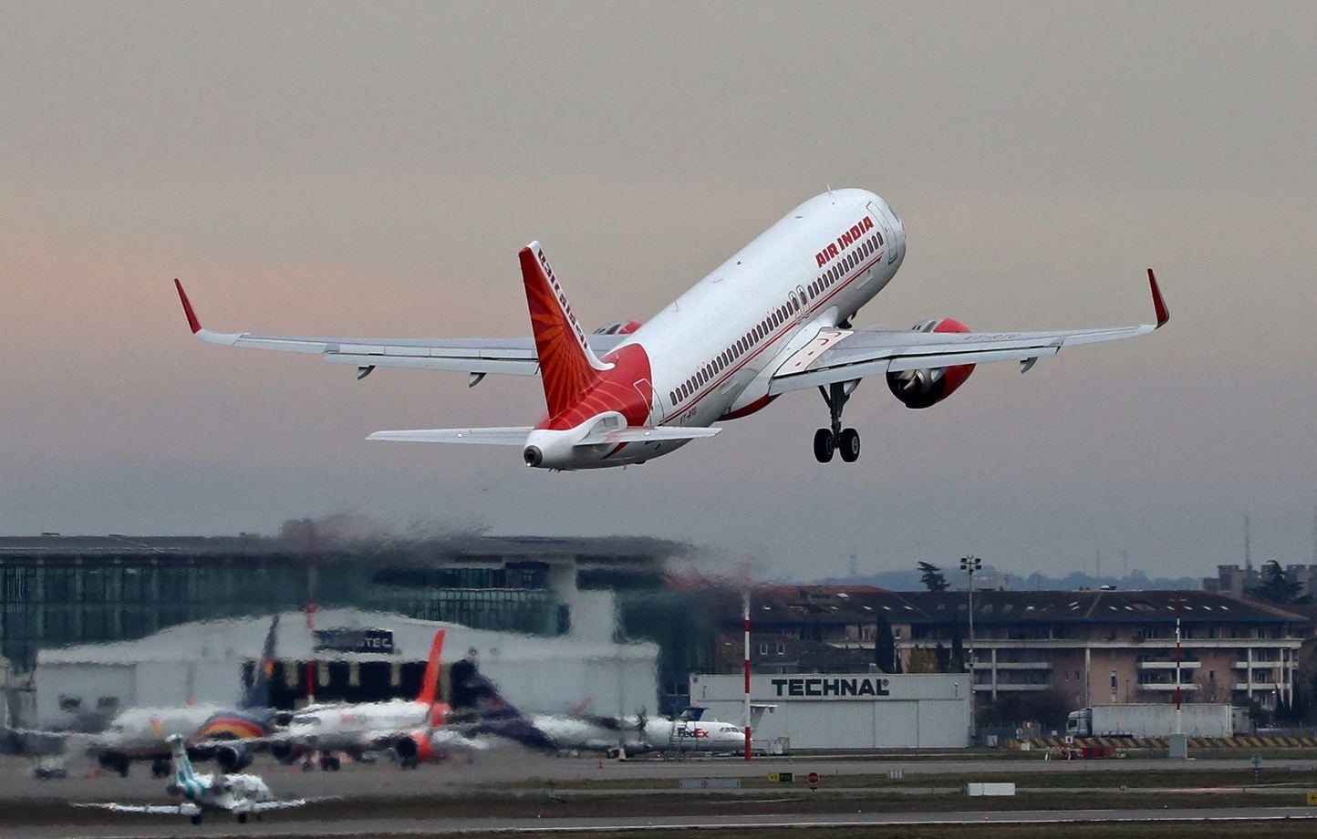 Airbus enquête sur la chute spectaculaire d’un A320 d’Air India.