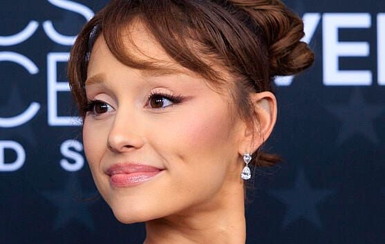 Ariana Grande peut accélérer son affaire contre des hackeurs ayant volé son travail.