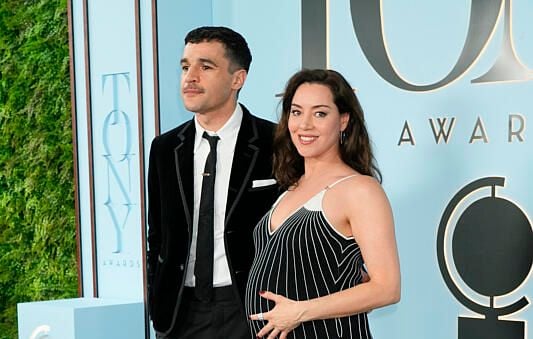 Aubrey Plaza et Christopher Abbott accueillent leur premier enfant.
