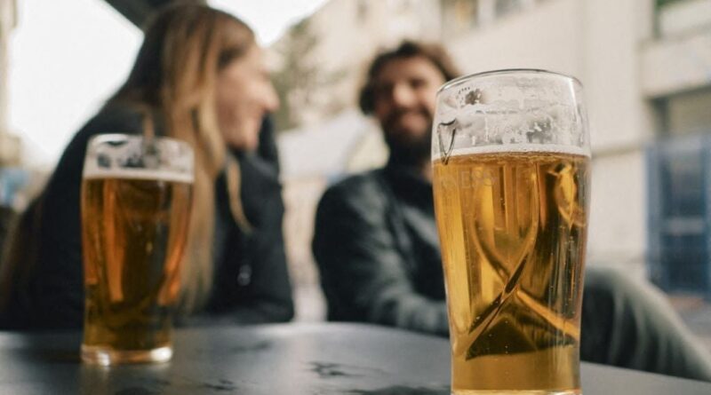 Bières d’extrême droite, décoloniales ou queer : boire une pinte est-il politique ?