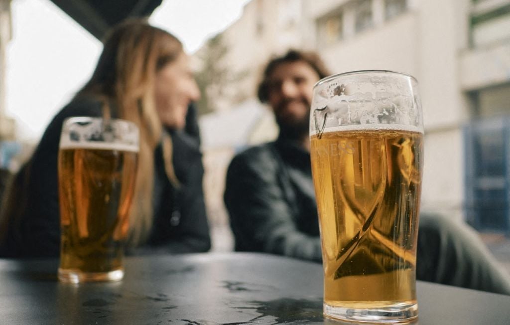 Bières d’extrême droite, décoloniales ou queer : boire une pinte est-il politique ?