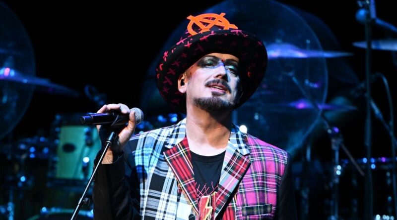 Boy George dénonce Bandcamp pour « céder aux antisémites » après le retrait de sa chanson