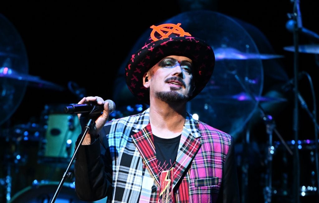 Boy George dénonce Bandcamp pour « céder aux antisémites » après le retrait de sa chanson