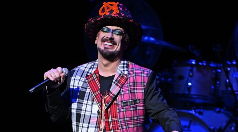 Boy George suscite la controverse avec une chanson pro-Israël créée par IA