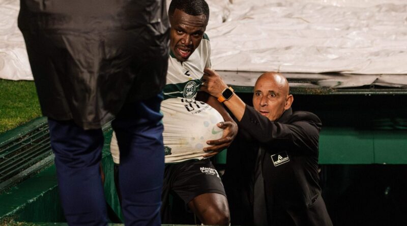 Brésil : Jacy se blesse dans un escalier après un but annulé.